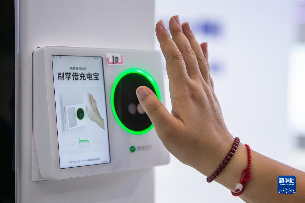 9月4日，在2023智博會(huì)騰訊展廳，工作人員演示微信刷掌。新華社記者 儲(chǔ)加音 攝