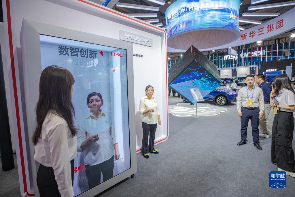 9月4日，在2023智博會(huì)會(huì)場(chǎng)，觀眾體驗(yàn)生成AIGC虛擬形象。新華社記者 黃偉 攝